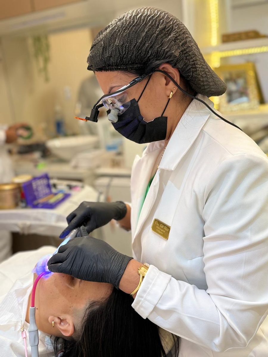 Dra. Isís Milet realizando um atendimento na Clínica Novo Sorriso
